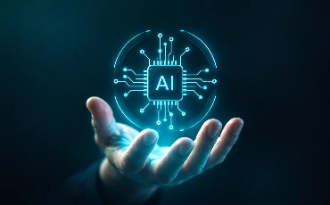 Mano sotto un chip AI luminoso con connessioni digitali